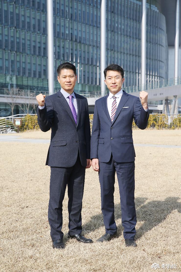 김태신(왼쪽) 위원장과 김용택 수석부위원장