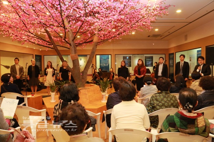 충남역사문화연구원,‘작은벚꽃음악회’개최 사진