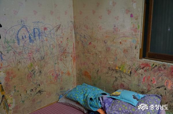 부엌에 딸린 단칸방에는 덕지덕지 낚서 흔적들이 이 방에 어린 아이들이 살고 있음을 보여준다.