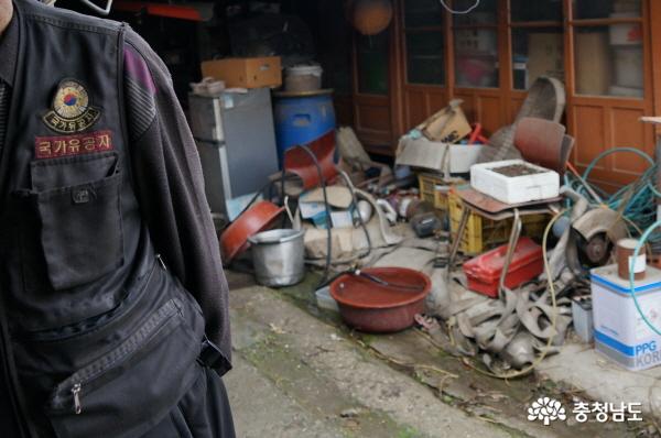 낡고 빛바랜 국가유공자 복장을 한 한국의 아버지는 평생 이 가난을 어쩌지 못했다.