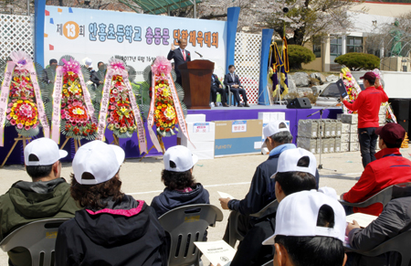안흥초동문들이 벚꽃 핀 교정에서 화합과 소통의 장을 펼쳤다.