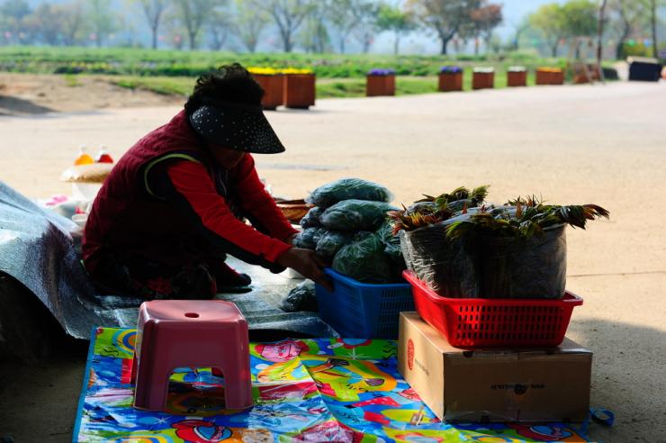주말이면 외암리 민속마을 입구에서 주민들이 직접 기른 채소와 특산품을 판내한다.