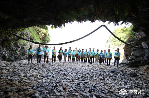 백제 25대 무령왕이 탄생한 가카라시마 오비야동굴에서 참배하는 공주 일행
