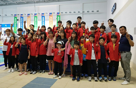내년도 제70회 도민체전 개최지인 태안군선수단이 입장하고 있다.