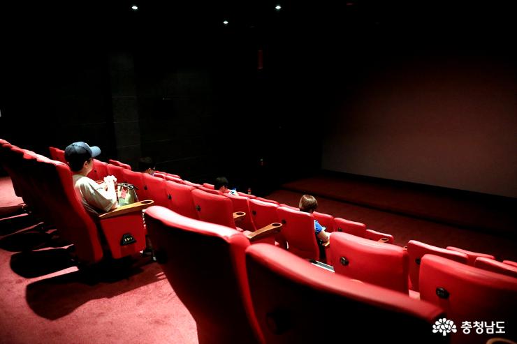 영화관 실내는 빨간색 시트로 장식돼 있어 영화관의 강렬함이 느껴진다. 이런 색은 영화의 스릴감을 더 높여주나보다.