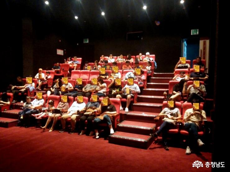 영화 상영 직전. 많은 관람객들이 상영관에 꽉 차있다.