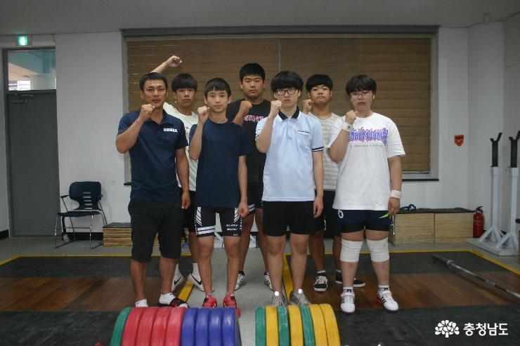 장항중학교 역도부 선수들과 이규석 선수(왼쪽 세번째)