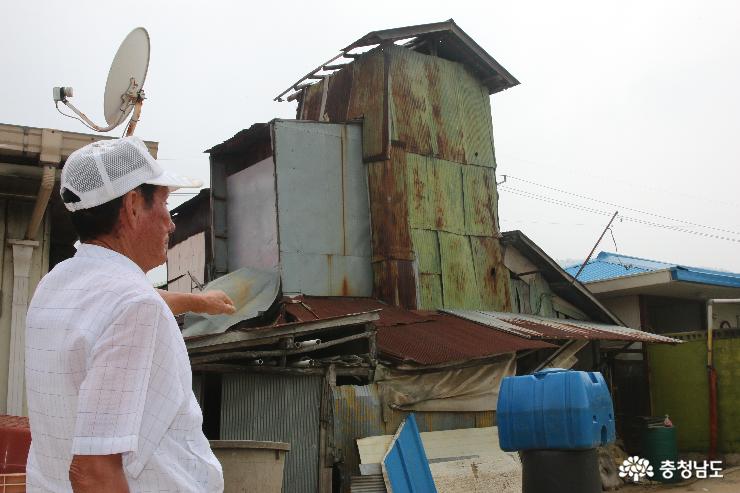 15년째 방치된 정미소 함석지붕 ‘주민 위협’