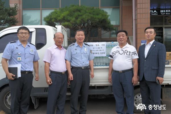 ▲ 홍성교도소서산지소 교정협의회 회원들이 20일 생수와 아이스크림을 지원했다.