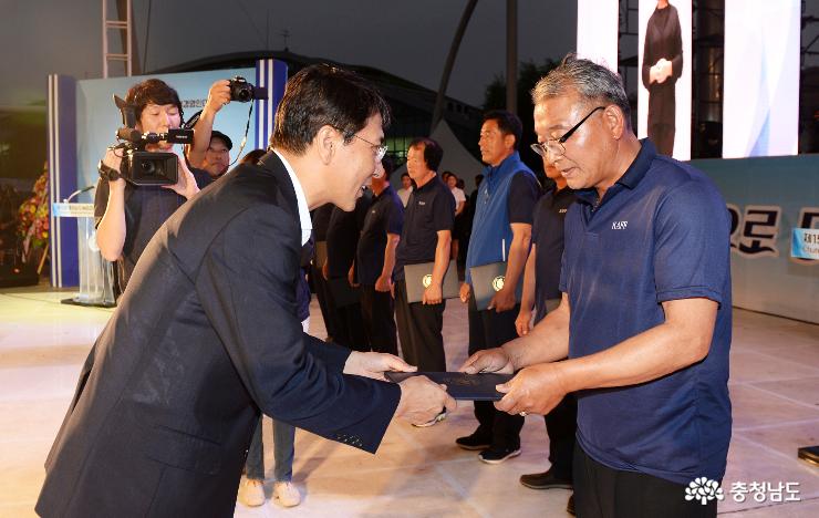 안희정 충남도지사가 9일 천안삼거리공원에서 열린 제15회 충청넘도 농업경영인대회에 참석, 농업인에게 상을 주고 있다.