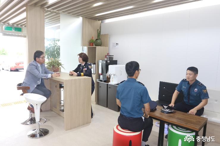 충남 청양군 청양경찰서 현관이 방문객을 위한 휴식공간으로 바뀐 모습.