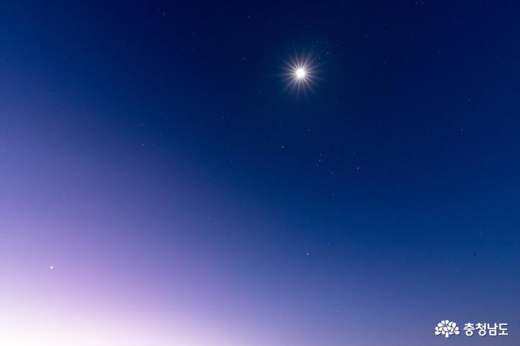 별과 달이 빛나는 흑성산 전망대 사진