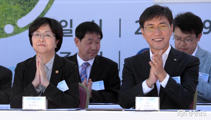 안희정 지사와 김은경 환경부 장관.