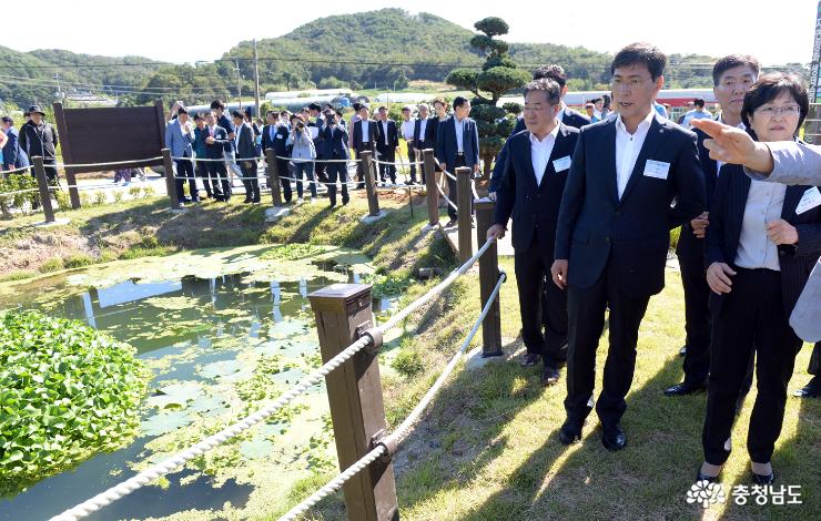 안희정 지사와 김은경 장관이 협약을 체결한 뒤 아산시 선장면 일대마을 자연정화생태습지를 둘러보고 있다.