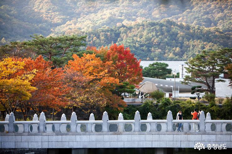 가을이 내려앉은 독립기념관 사진