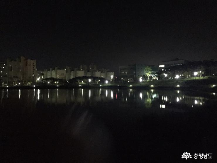 내포의 홍예공원에서 가을밤 산책과 운동을