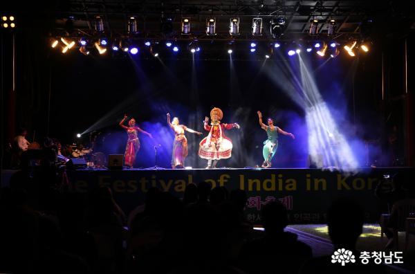 인도 전통탈춤과 핸드세이크 콘서트 열려