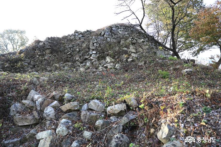 성곽 중심부에서 본 남측 방향. 백제시대에 쌓은 성곽이지만 축조에 쓴 돌들은 그대로 보존되어 있다.