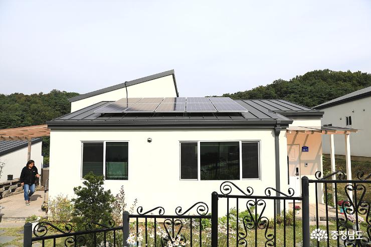 집집마다 설치된 지붕의 태양열 시스템