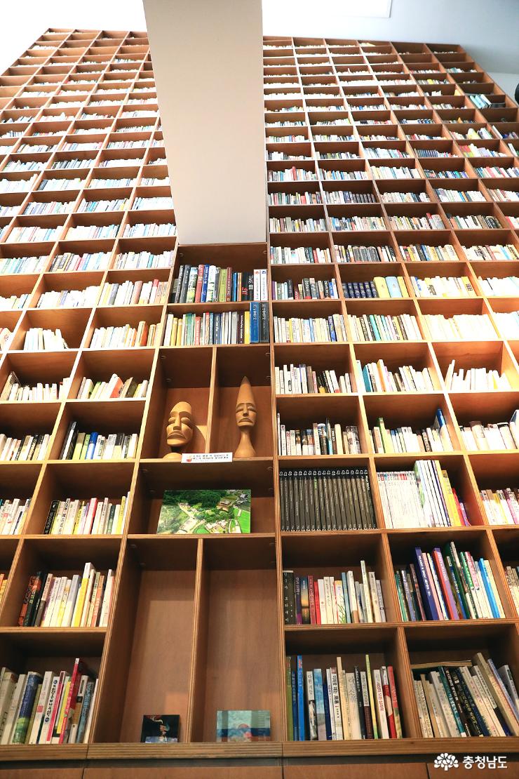 장길섭 선생이 평생 모은 책. 약 3천권 정도 된다.