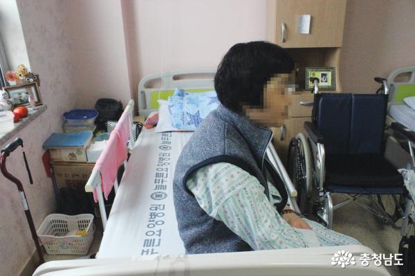 충남 아산시의 한 요양병원에 누워있는 허순자(57·가명)씨. 평생을 힘겹게 살아온 그녀는 이제 절망조차 느낄 수 없다고 말한다. 
