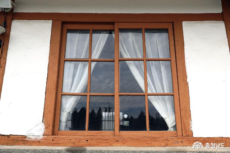 낡고 오래된 옛날식 창문. 그러나 페인팅으로 칠해놔 잘보존되고 있다.
