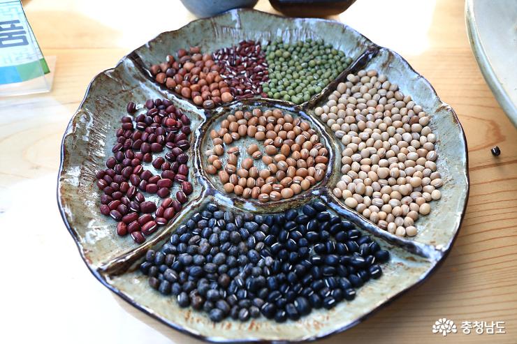이경자 대표가 홍주발효식품에서 만드는 각종 장류용 콩들.