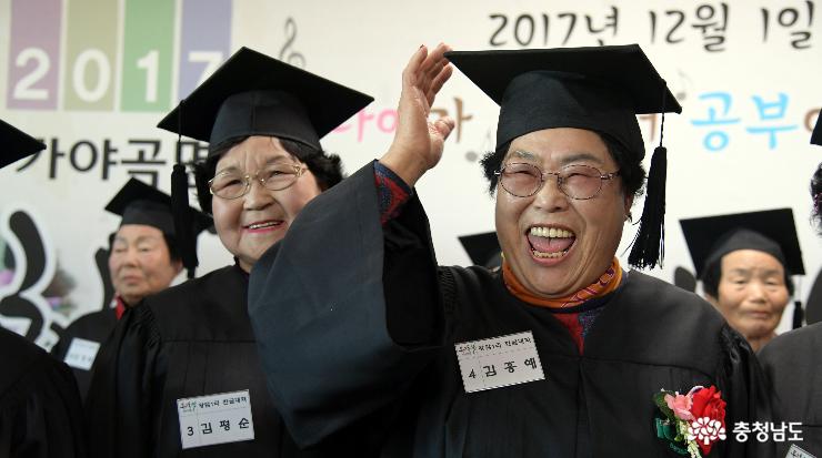 100세에 깨우친 한글 '감동의 졸업식' 사진