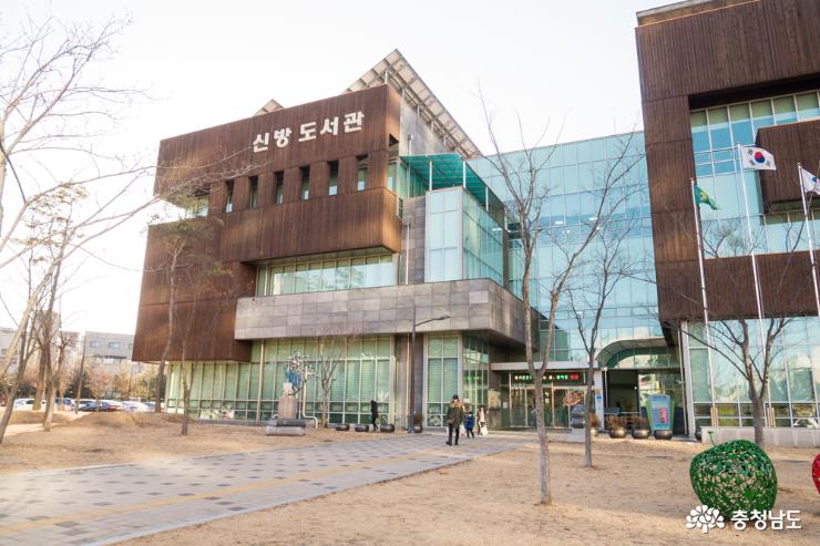 시민 문화공간으로 자리매김하는 '신방 도서관 '