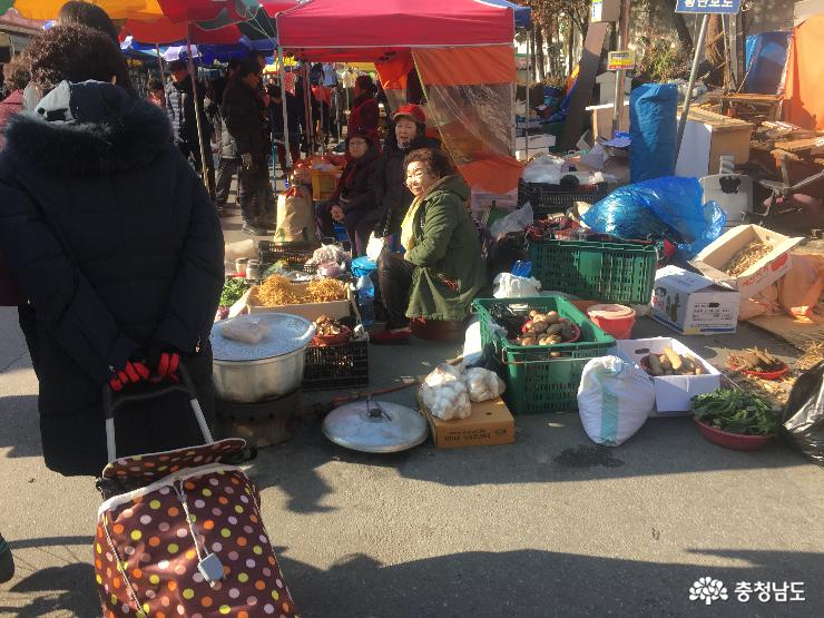 홍성전통시장 2018년 새해 첫 장날, 상인과 고객의 시선이 엇갈린다. 