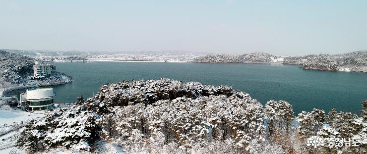 눈덮인 탑정호의 포근한 겨울 사진