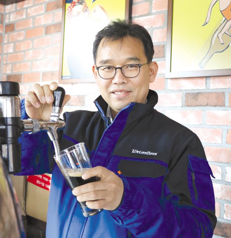 맥주를 따르고 있는 임성빈 대표
