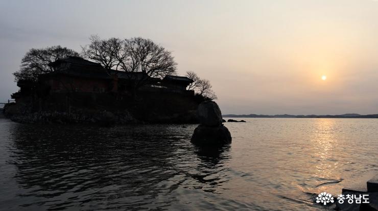 '간만의 차'로 섬이 되는 신기한 간월암 사진
