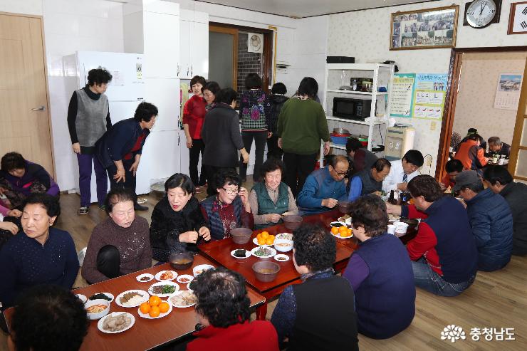 충남 청양군 청양읍 적누1리 마을회관의 점심시간 모습. 음식을 준비하는 부녀회원과 주민들로 회관 내부가 빈 공간이 없을 정도다.
