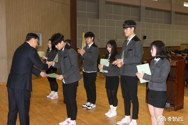 김호중 청양고교장(왼쪽)이 졸업장을 학생대표에게 전달하는 모습.