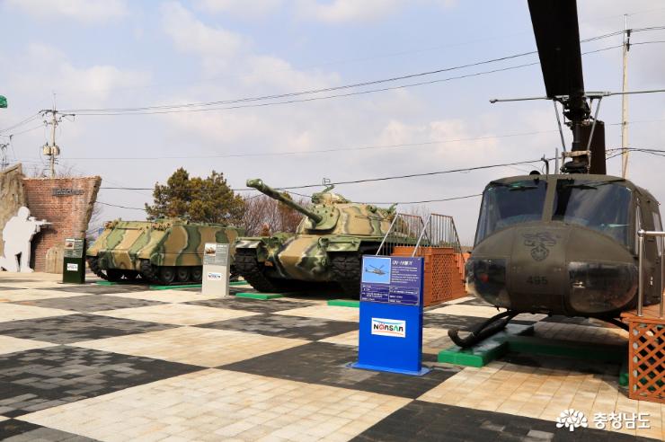 광장에 전시되어 있는 장갑차,탱크, 군용헬기