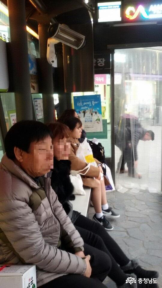 20일 찾아 본 서산시 관내 한 버스정류장 발열의자에 앉아 버스를 기다리는 시민들 모습