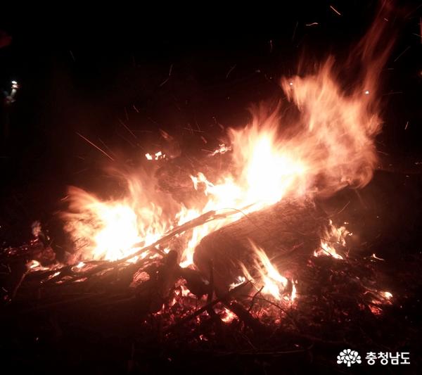 예하지마을의 '달집 액막이 축제' 중 달집 태우는 장면