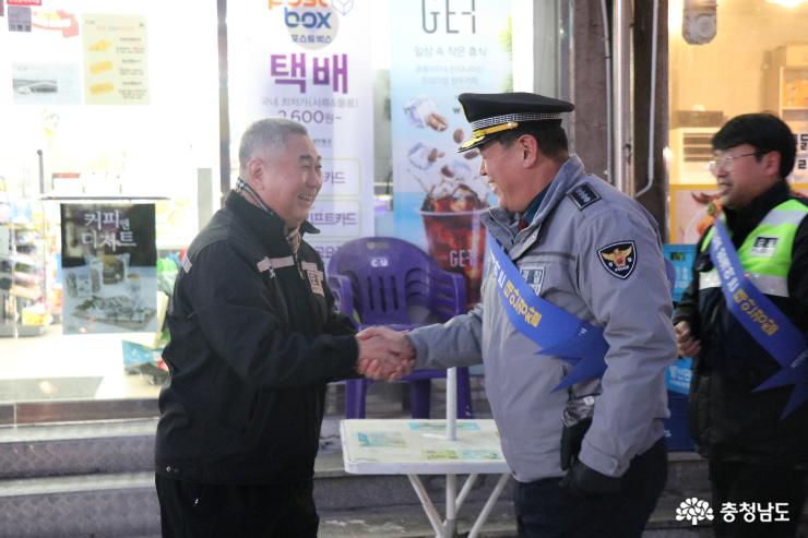 김영일 서장이 주민들과 반감게 인사를 나누고 있다.
