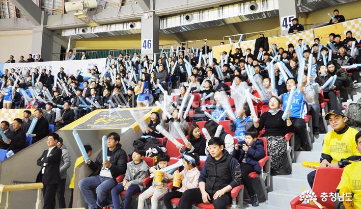 청주체육관에서 펼쳐진 2017-2018 여자프로농구 챔피언결정 3차전에 아산시민들이 원정 응원을 펼치고 있다.