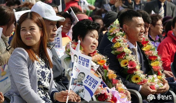 신의현 선수와 아내 김희선씨가 환영식에 참석해 있다.