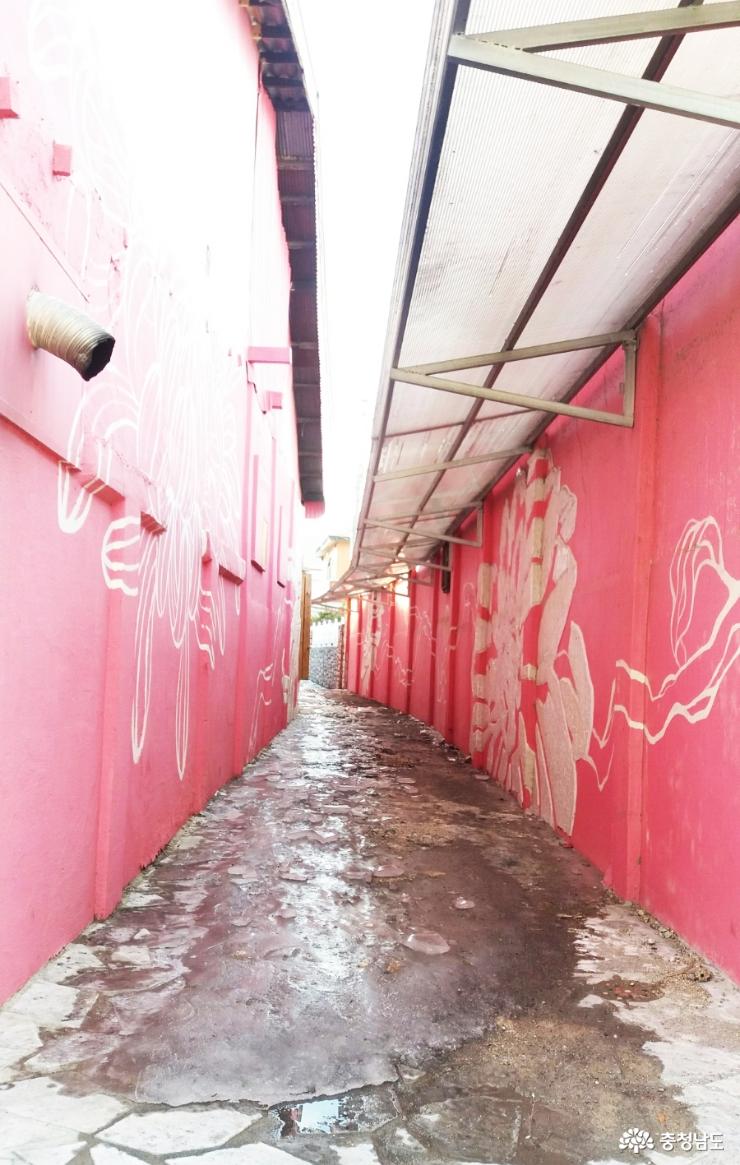 타일로 만들어진 벽화 ‘유구벽화마을’ 사진