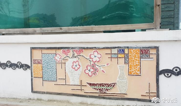 타일로 만들어진 벽화 ‘유구벽화마을’ 사진