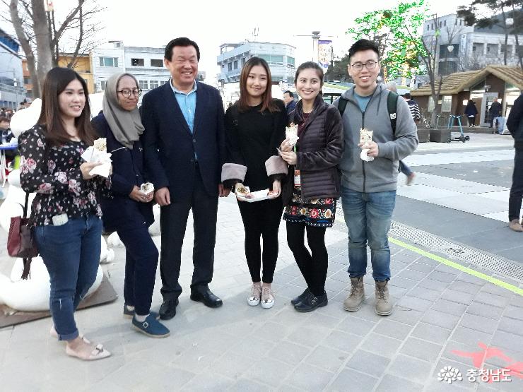 오시덕 공주시장과 아시아 학생 창업 교류단 참가자들