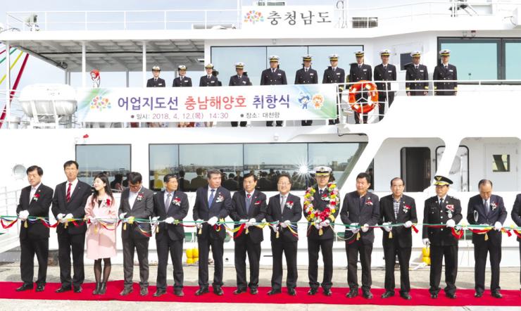 지난 12일 보령시 대천항 관공선 부두에서 열린 ‘충남해양호’ 취항식에서 남궁영 도지사 권한대행을 비롯한 관계자들이 테이프커팅을 하고 있다.