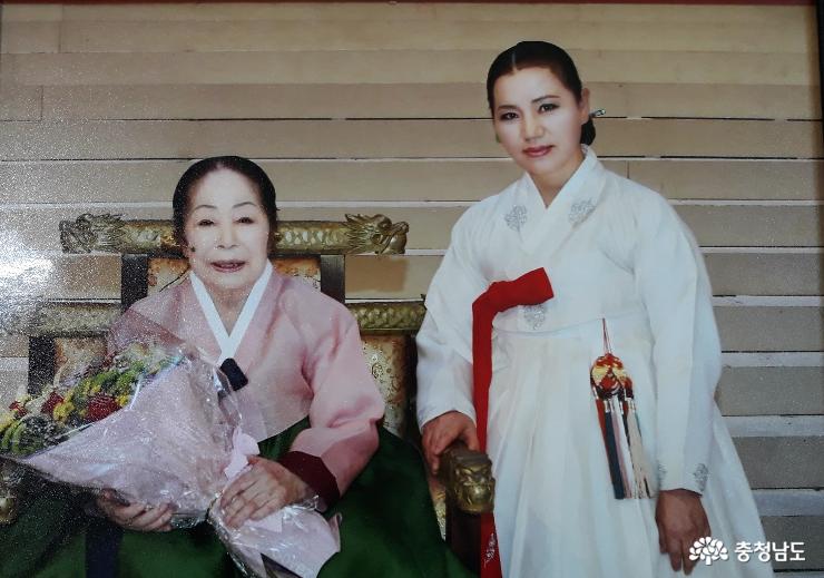 선대부인 이황순 여사님(위)과 묵계월 선생님(아래)