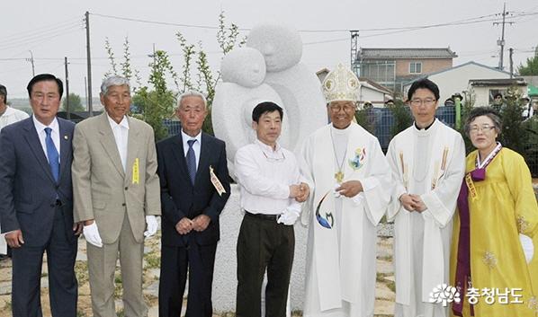 유흥식 라자로(오른쪽에서 세 번째) 주교 등이 양촌공소 성가정상 앞에서 기념사진을 찍고 있다.