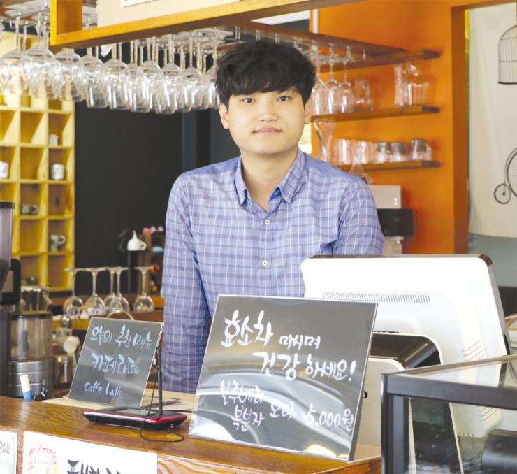 본인의 카페 계산대에서 손님을 기다리고 있는 장규진 씨.