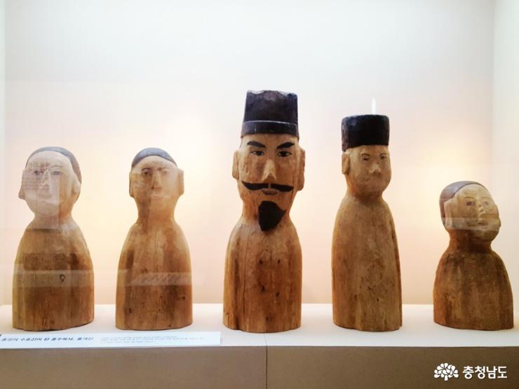 화재로 소실된 홍가신 가족 목각 인형을 복원 제작함