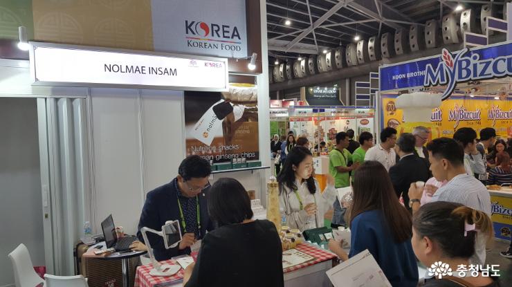 Chungcheongnam-do booth with four ginseng producers from the province (visited by numerous buyers)